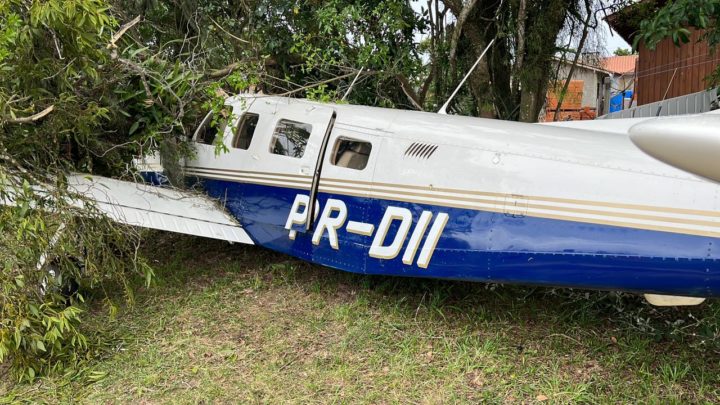 Vídeo: avião monomotor colide em árvores durante pouso e piloto fica ferido em SC