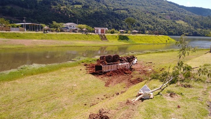 Vídeo: caminhão fica sem freios, sai da pista e tomba na ponte no Gôio-En