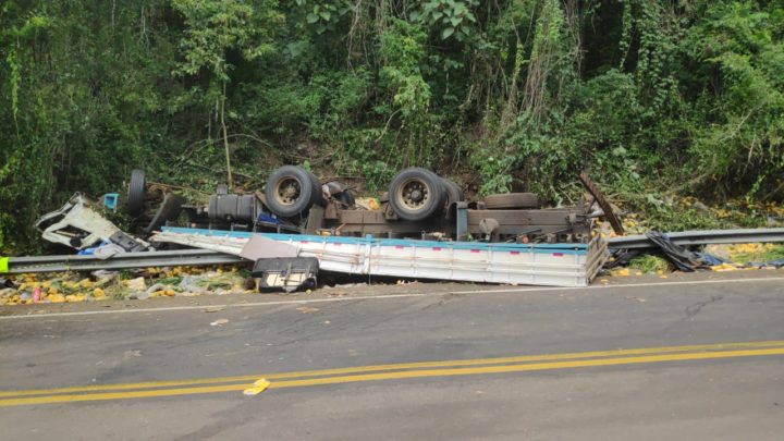 Imagens: caminhoneiro morre após caminhão carregado de chopp, sair da pista e capotar em Formosa do Sul