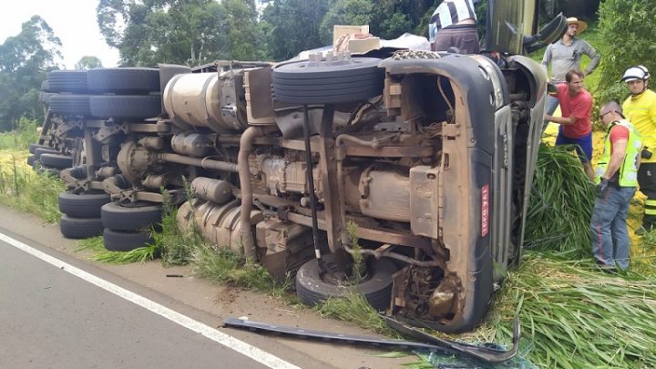 Carreta que transportava farelo de milho tomba e motorista fica preso às ferragens em SC