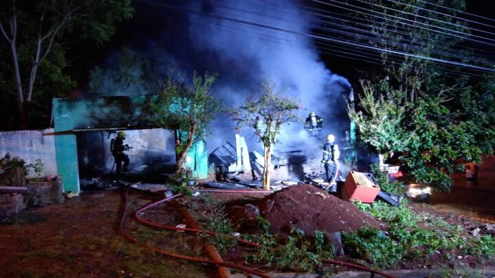 Casa é tomada pelas chamas e fica destruída em Chapecó