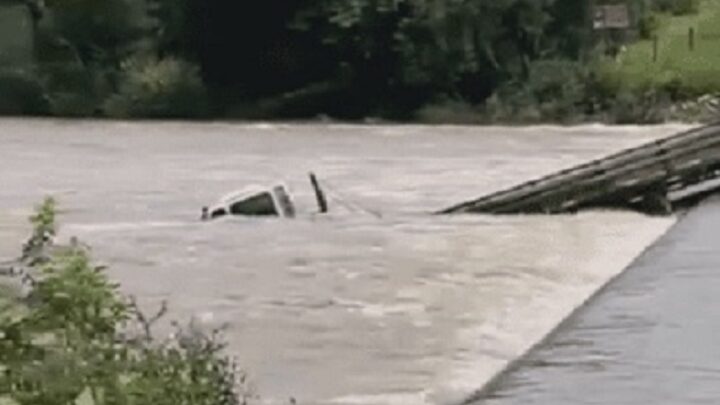 Vídeo: correnteza derruba caminhão na Ponte do Rio Pelotas em São Joaquim