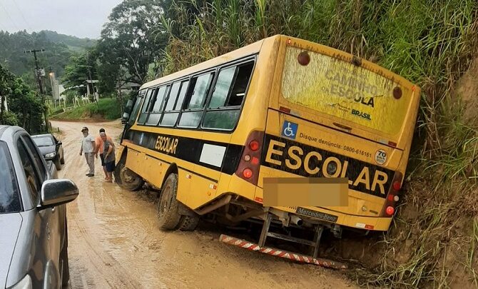 Mais de 20 crianças são retiradas de ônibus escolar após veículo derrapar em via