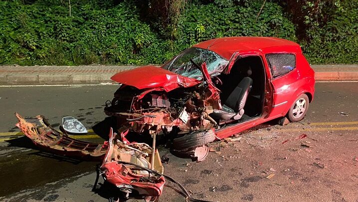 Mulher morre após grave colisão entre carro e dois micro-ônibus em SC