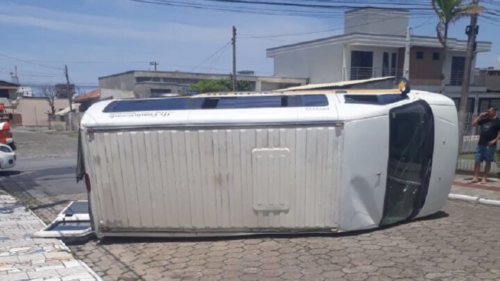 Vídeo: van escolar tomba após colidir com caminhão em SC