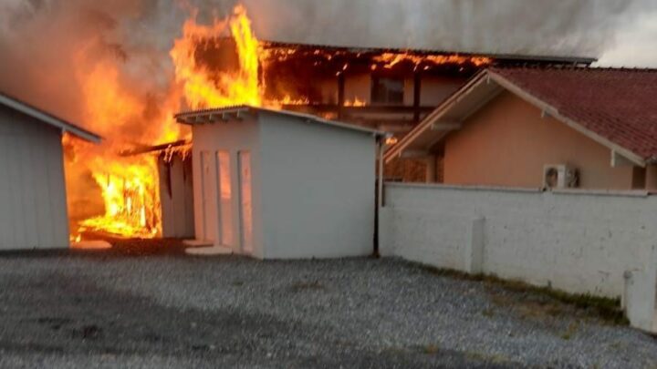 Vídeo: incêndio destrói igreja de madeira em SC