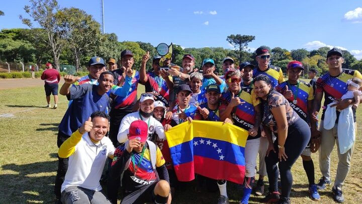 Fundação de Esporte de Chapecó apoia torneio de Softbol entre venezuelanos