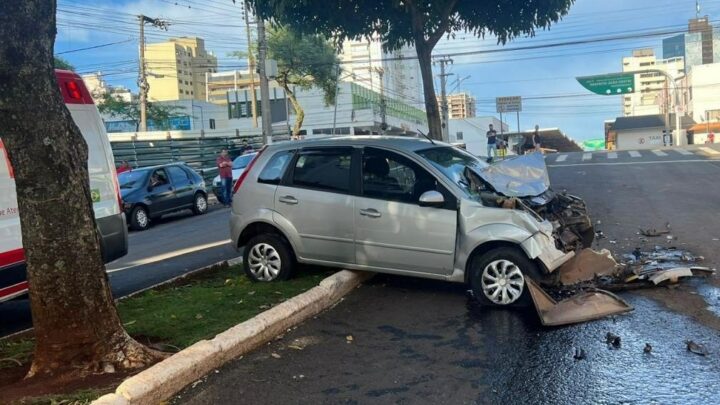 Acidente entre ônibus e carro deixa mulher morta em Chapecó