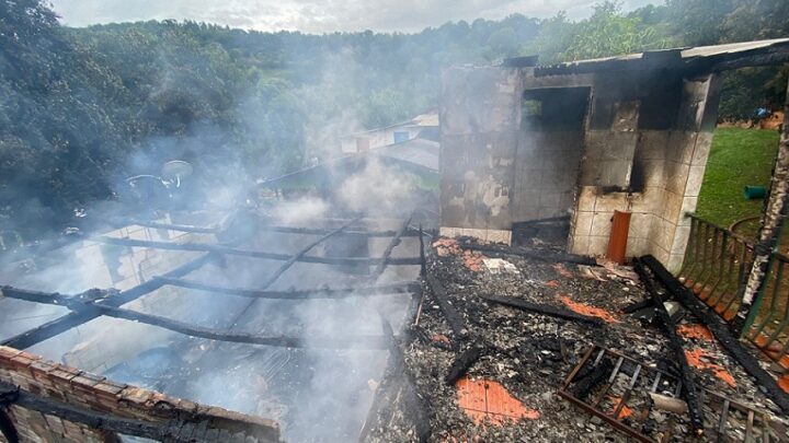 Casa de madeira pega fogo e fica totalmente destruída no Oeste de SC