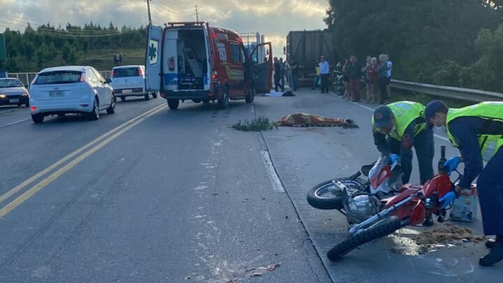 Dois homens morrem em acidente entre moto e caminhão em São Bento do Sul