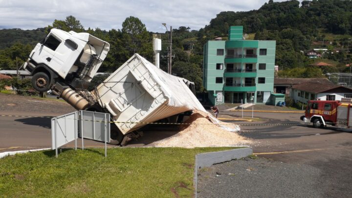 Carreta carregada com 30 toneladas de maravalha tomba em cima de veículo