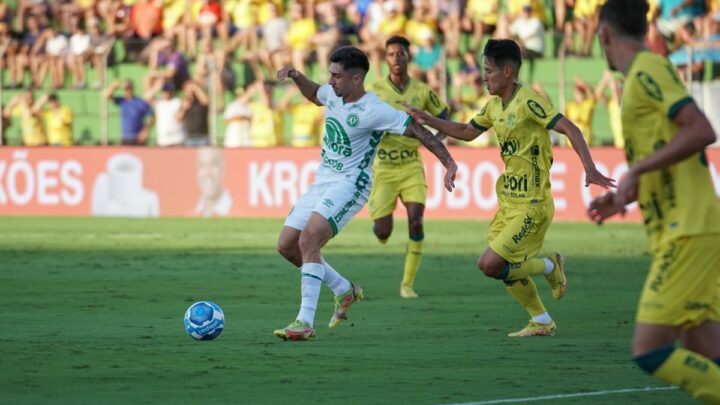 Chapecoense começa mal e perde na estréia da Série B