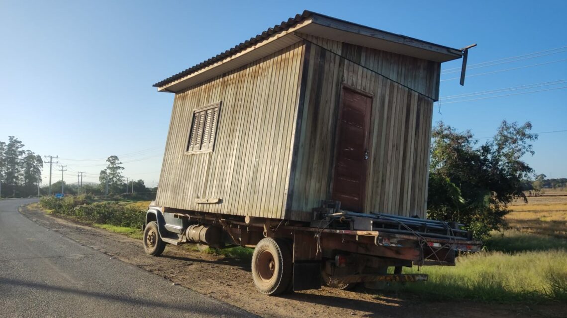 “Casa sobre rodas”: caminhoneiro é flagrado pela PMRv durante transporte inusitado