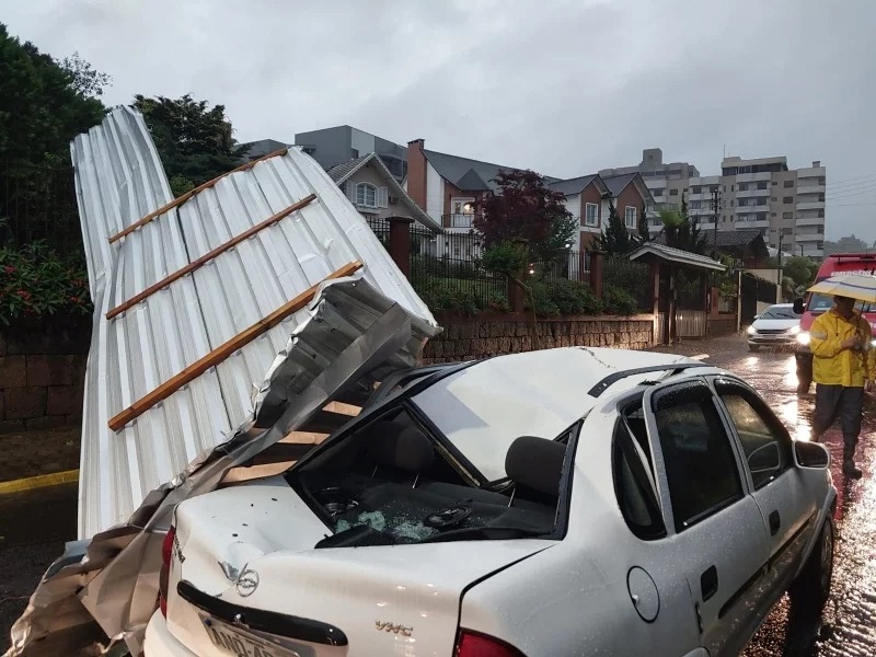 Carro é atingido por telhado arrancado de residência durante temporal