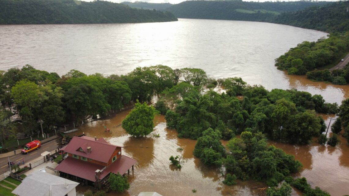 Rio Uruguai chega a quase 12 metros e atinge casas em cidade de SC; veja imagens