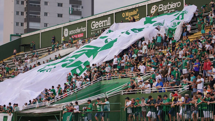 Chapecoense faz promoção de ingresso para jogo decisivo na luta contra o rebaixamento