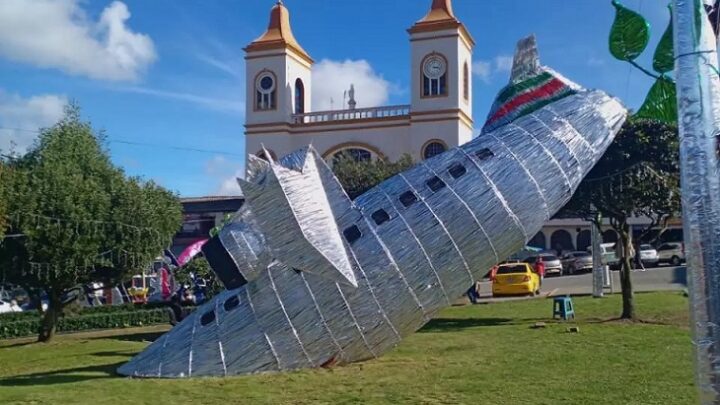 Homenagem duvidosa: cidade colombiana decora praça com réplica do avião da Chape