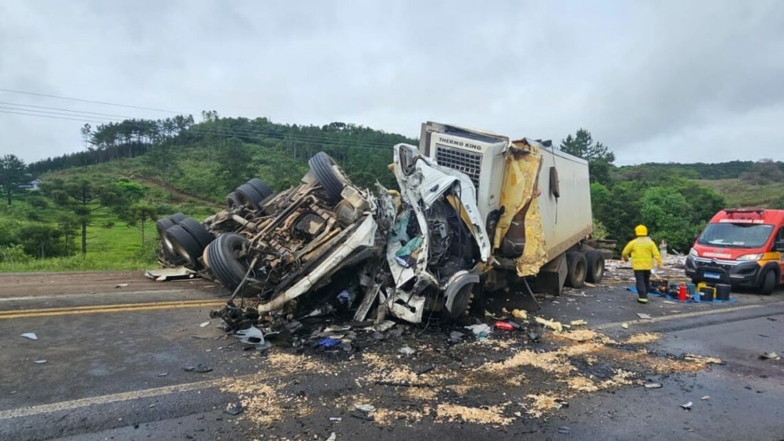 Dois caminhoneiros morrem após colisão frontal na BR-282 em SC