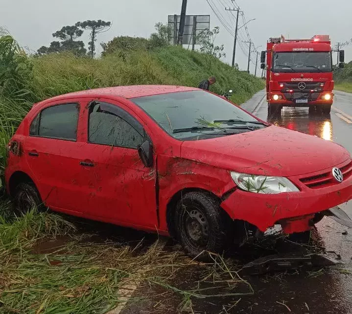 Capotamento na SC-163 deixa dois feridos; veja imagens