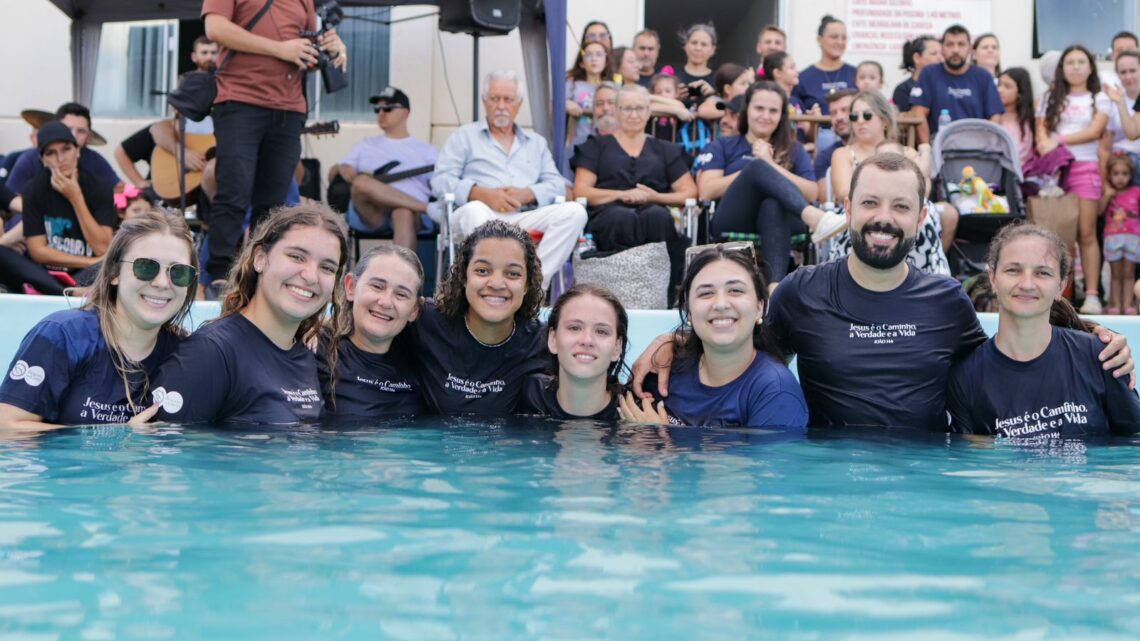 Três surdos são batizados em igreja em Chapecó