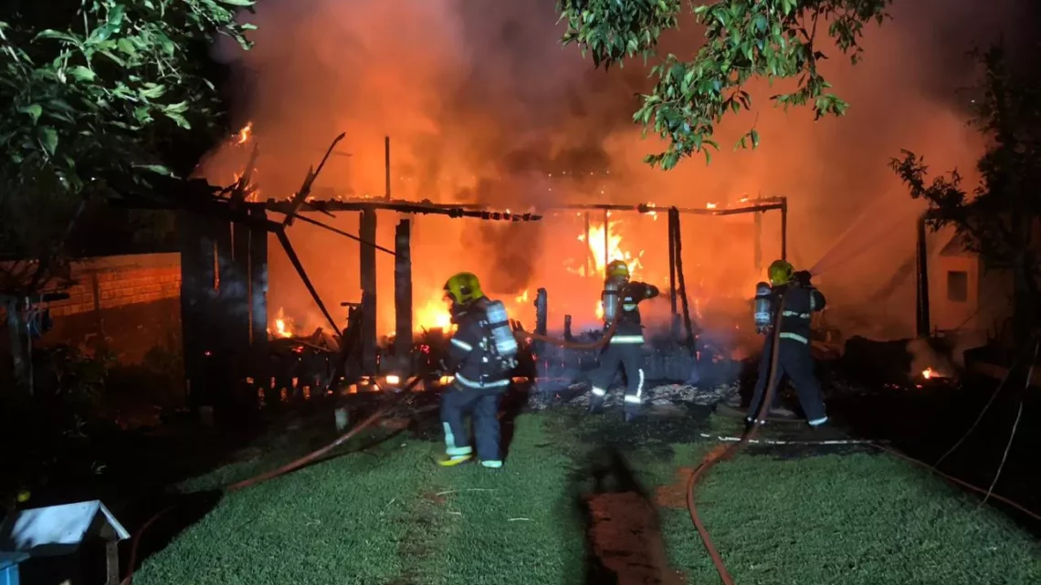 Casa pega fogo enquanto duas pessoas dormiam em Fraiburgo