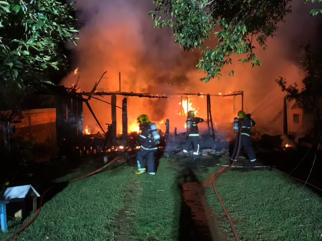 Incêndio atinge casas e homem morre em Fraiburgo - PortalRBV