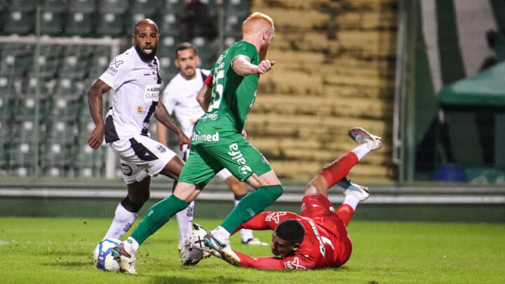 Chapecoense e Ponte Preta empatam sem gols na Arena Condá