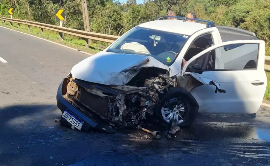 Grave acidente entre carro e dois caminhões deixa um homem ferido na BR-282