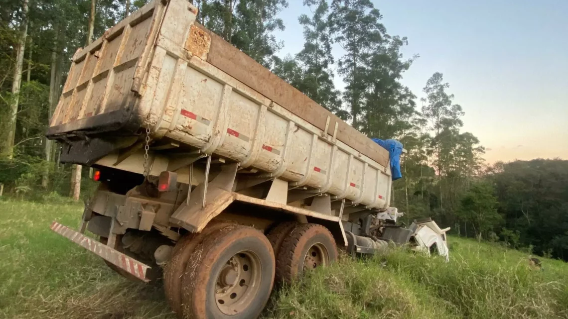 Caminhão despenca em ribanceira e condutor sofre múltiplas fraturas no Oeste de SC