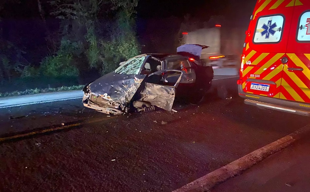 Carro fica prensado após bater em um caminhão na BR-282; veja as imagens