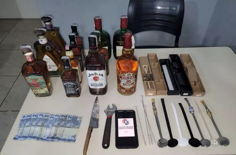 Casal arromba comércio e furta 12 garrafas de whisky em Chapecó