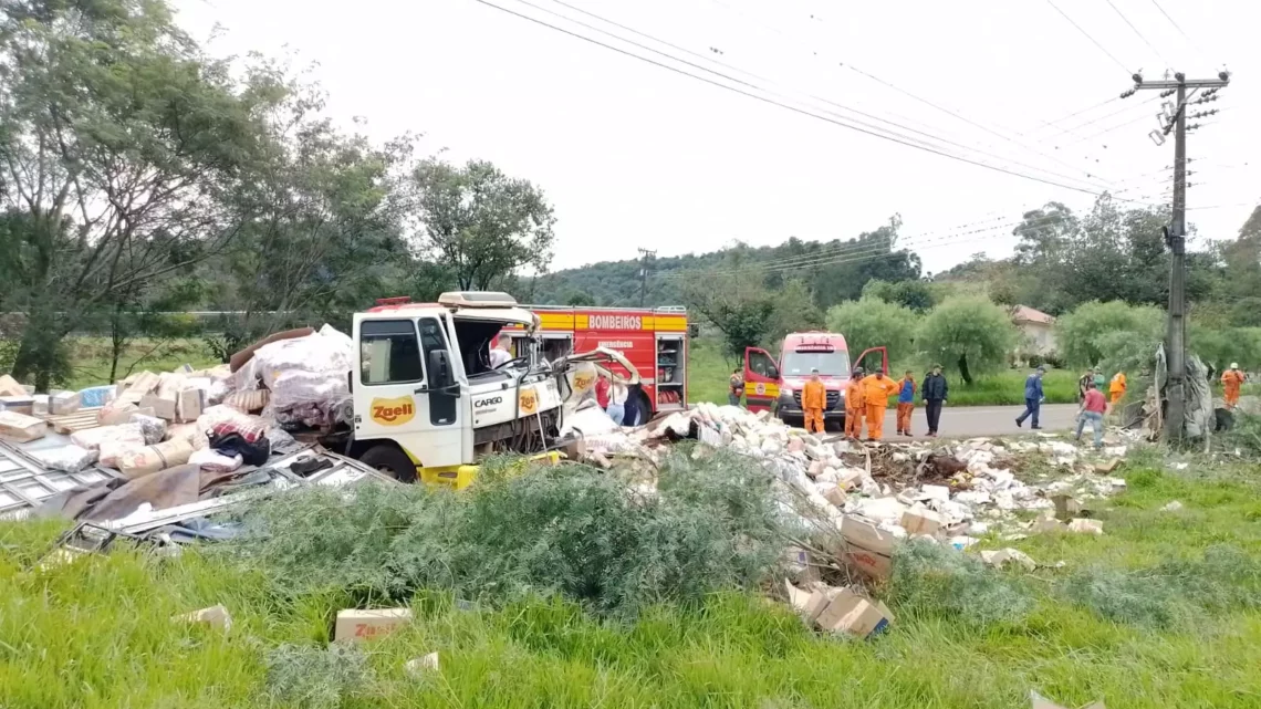 Condutor fica encarcerado após colidir o caminhão em um poste na SC-305