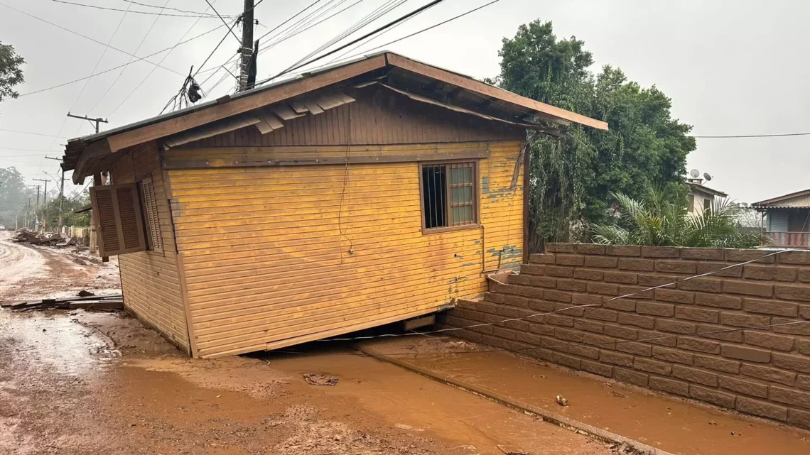 Correnteza levou metade de cidade do RS embora: ‘Não sobrou um único tijolo’; veja imagens