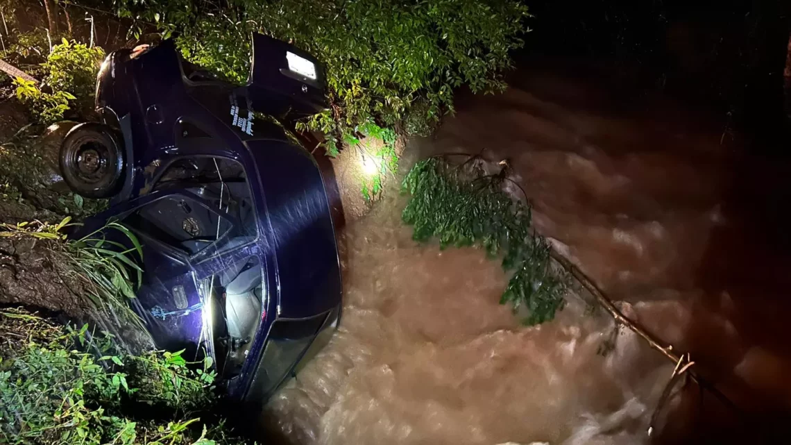 Homem morre após carro despencar em rio no Oeste de SC