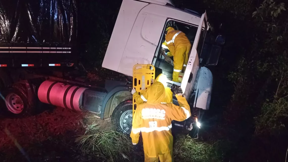 Homem tomba caminhão em ribanceira e ‘perde a memória’ no Oeste de SC