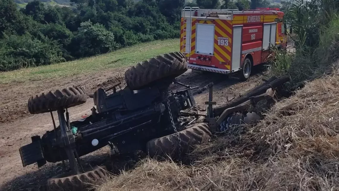 Homem tomba trator e sofre fraturas no Oeste de Santa Catarina