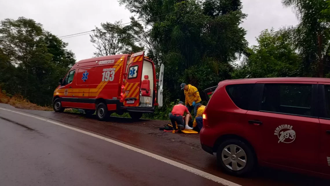 Motociclista fica ferido após derrapar e cair em pista molhada na SC-386