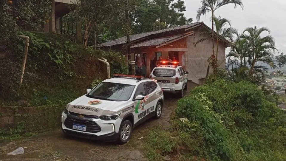 Mulher é morta esfaqueada enquanto dormia com o filho de 2 anos em Guaramirim