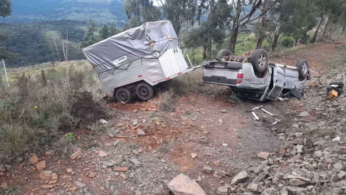 Capotamento causa congestionamento na SC-390 na Serra Catarinense