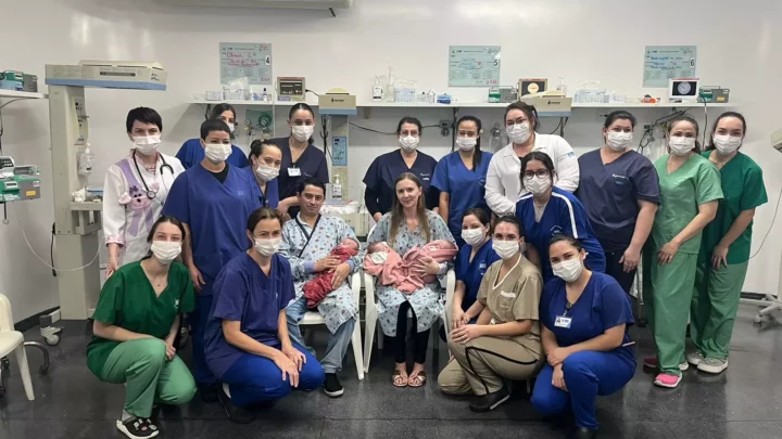Trigêmeas recebem alta após 79 dias internadas no hospital regional em Chapecó