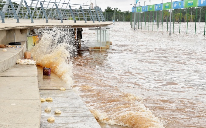 Guaíba sobe para 5,20 metros, faz bairro ser evacuado e deve bater recorde nas próximas horas