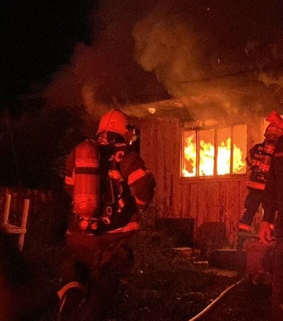 Casa que abrigava moradores em situação de rua e usuários de drogas pega fogo durante a noite