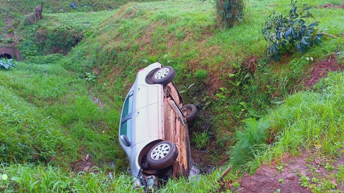 Mulher é socorrida após sair da pista e automóvel cair em córrego em Irani