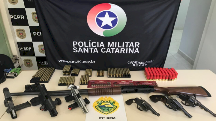 PM apreende sete armas de fogo e mais de 700 munições após denúncia de disparos