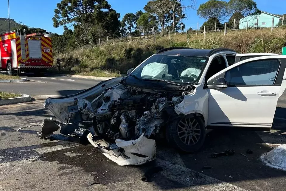 Acidente entre carro e caminhão deixa três pessoas feridas em São Joaquim