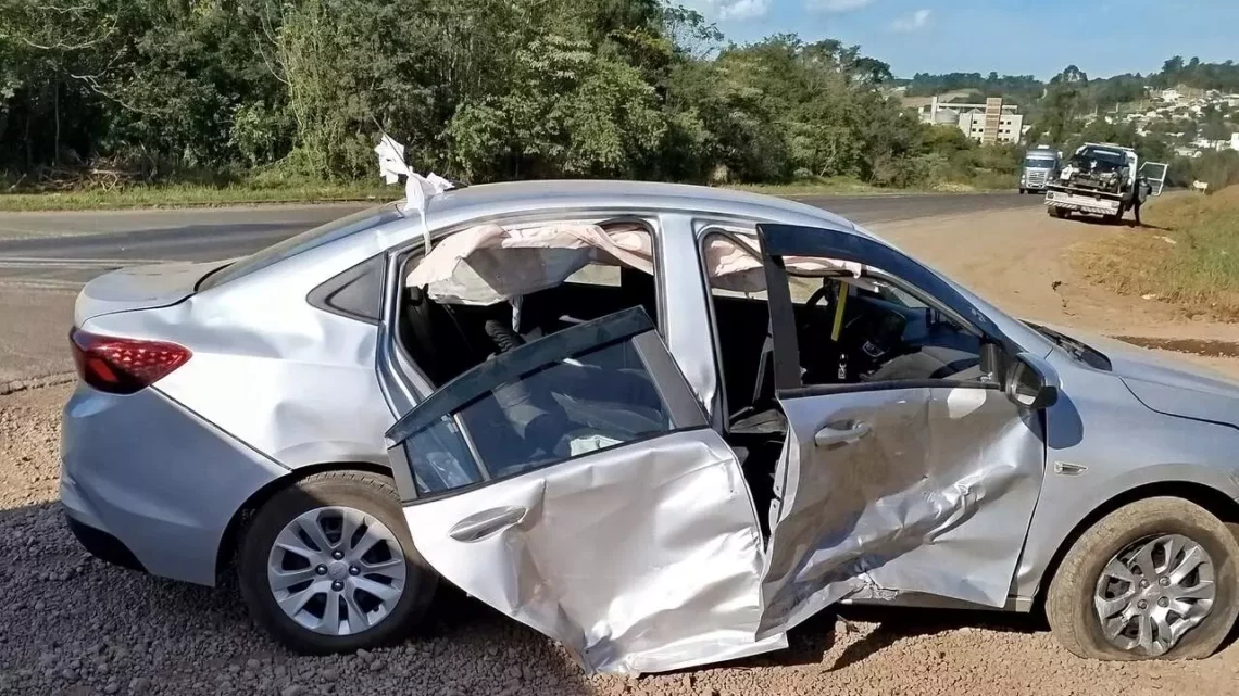 Acidente entre carros deixa duas pessoas presas às ferragens na BR-282 em SC