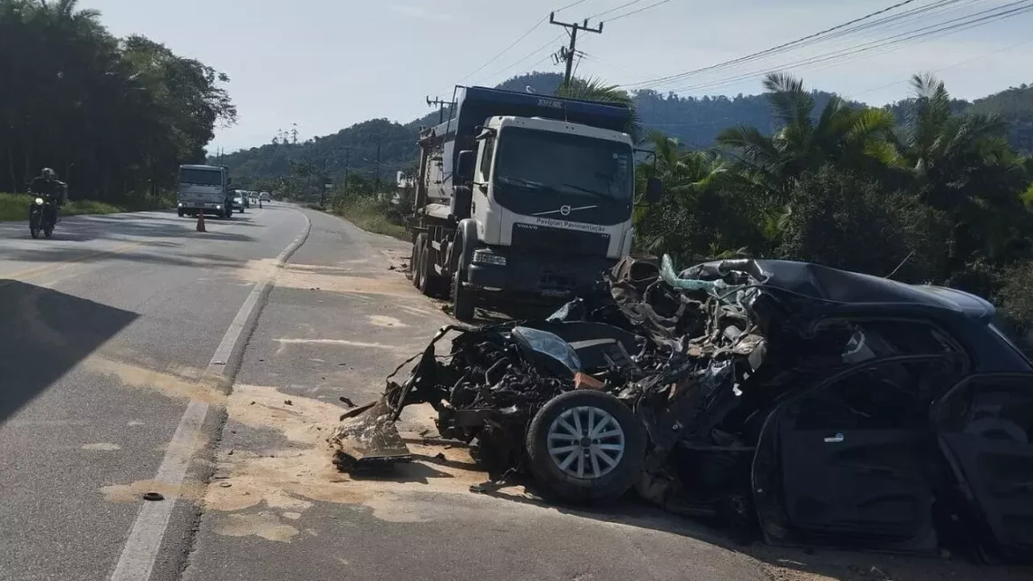 Batida destrói carro e mata motorista em SC