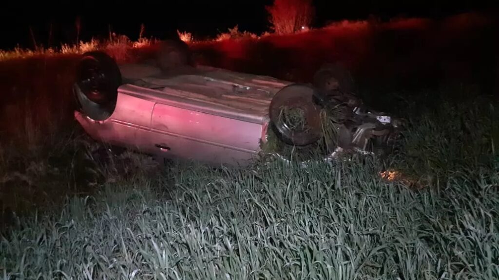 Carro capota e motorista é encontrado em bar no interior de Campo Erê