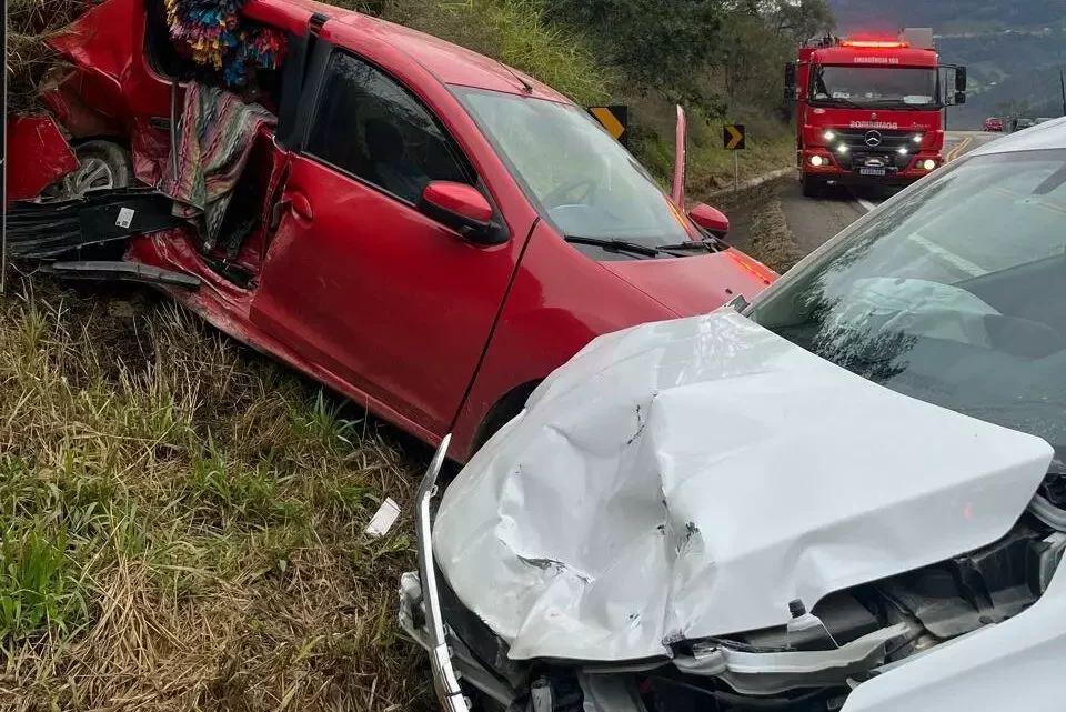 Colisão entre dois carros deixa três feridos em Alfredo Wagner