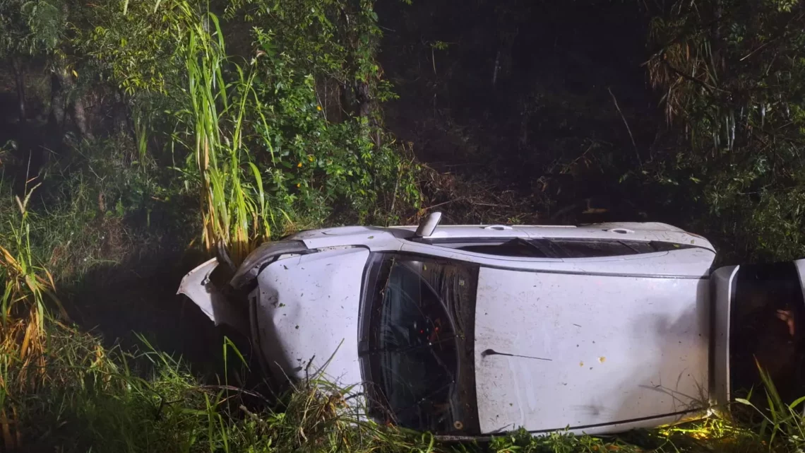 Duas mulheres ficam feridas após carro capotar em São José do Cedro